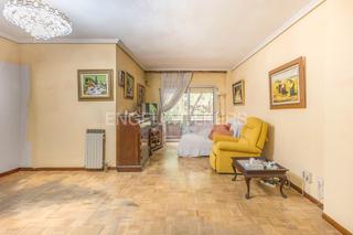 Piccolo appartamento in Pacífico. Amplio piso exterior con gran potencial de reforma en pacífico,