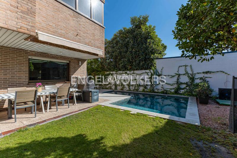 Foto ac4b45ec-9484-4d57-b934-f018552338ff. Casa chalet individual con piscina en el plantío, aravaca, en Madrid