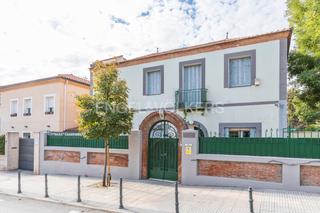 Casa a Niño Jesús. Chalet  con jardín privado junto al retiro