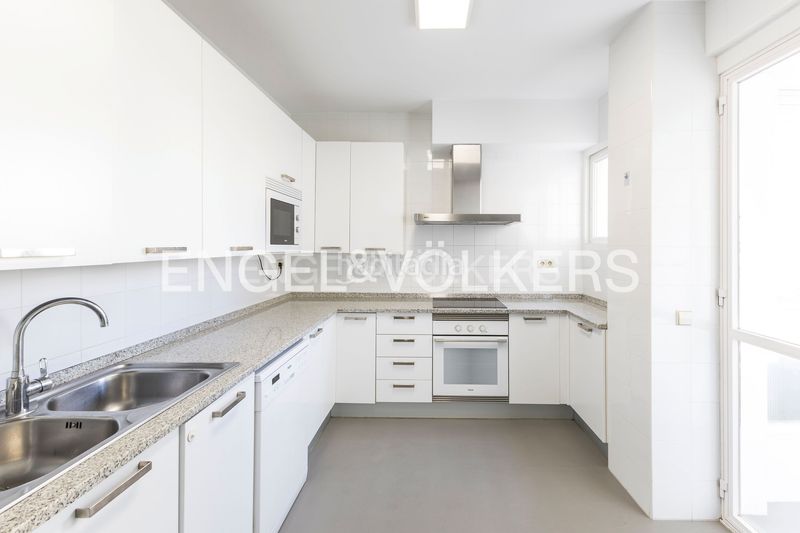 Foto a6a4327c-43e1-4692-a48a-bc13272e989c. Pis amb calefacció aparcament a El Viso Madrid