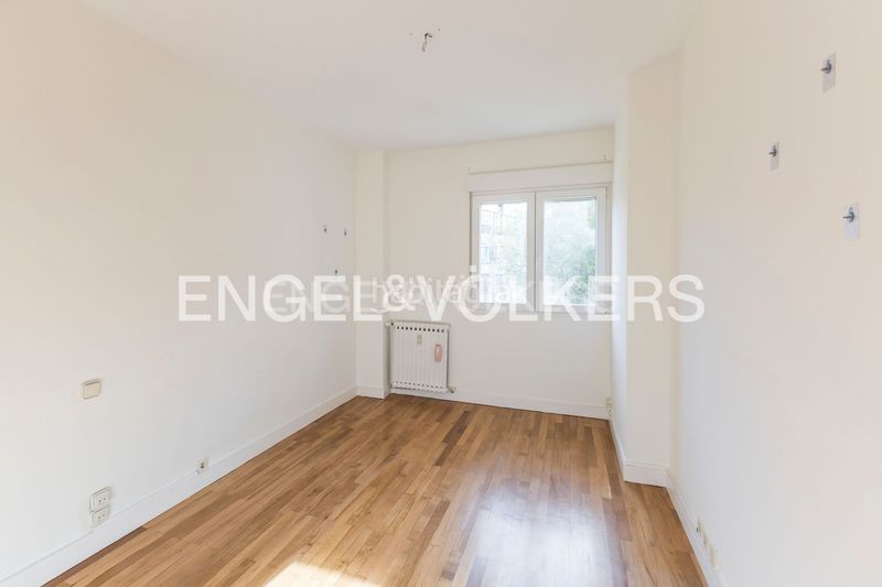 Foto e6fe1b87-8d57-4f78-9046-e46f54e03e24. Pis amb calefacció aparcament a El Viso Madrid