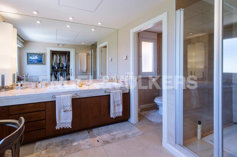 Foto 1eaf9244-3e94-487b-9f8e-576d001f635b. Casa amb calefacció aparcament piscina a Somosaguas Pozuelo de Alarcón