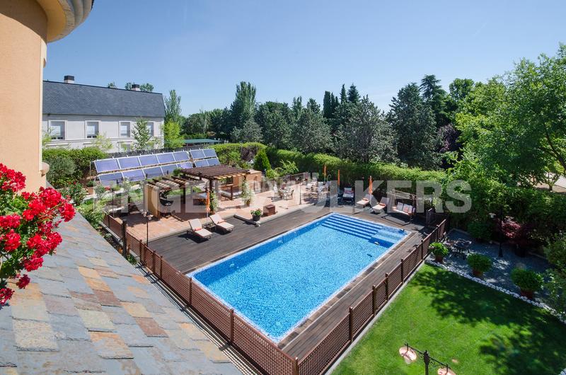 Foto 50603a14-26ec-4ebf-9f62-97084cfe168d. Casa amb calefacció aparcament piscina a Somosaguas Pozuelo de Alarcón