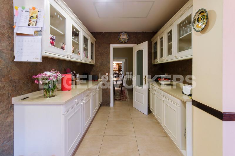 Foto 5f8fd213-d2a9-4fd4-be86-c790f014bccf. Casa amb calefacció aparcament piscina a Somosaguas Pozuelo de Alarcón