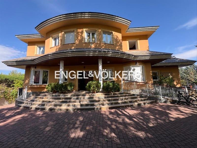 Foto 80b9927b-86dd-4695-980a-33120b46f333. Casa amb calefacció aparcament piscina a Somosaguas Pozuelo de Alarcón