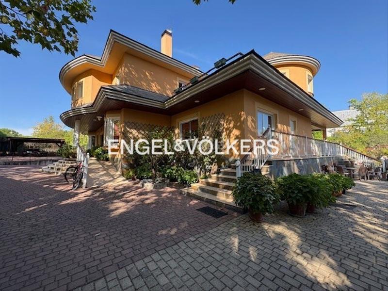 Foto 90248c24-7307-47bf-9af3-71a20c1c9e89. Casa amb calefacció aparcament piscina a Somosaguas Pozuelo de Alarcón