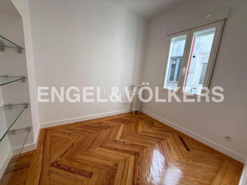 Foto 51d5cd2e-e0bc-400e-852b-21b049a35938. Alquiler apartamento encantador ático en el corazón en Madrid