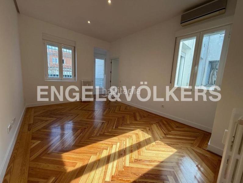 Foto 811d0082-add2-4b46-9e21-04e9ca28bf1b. Alquiler apartamento encantador ático en el corazón en Madrid