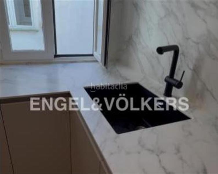 Foto c8f19190-2b93-44f0-8475-c082332a00ab. Alquiler apartamento encantador ático en el corazón en Madrid