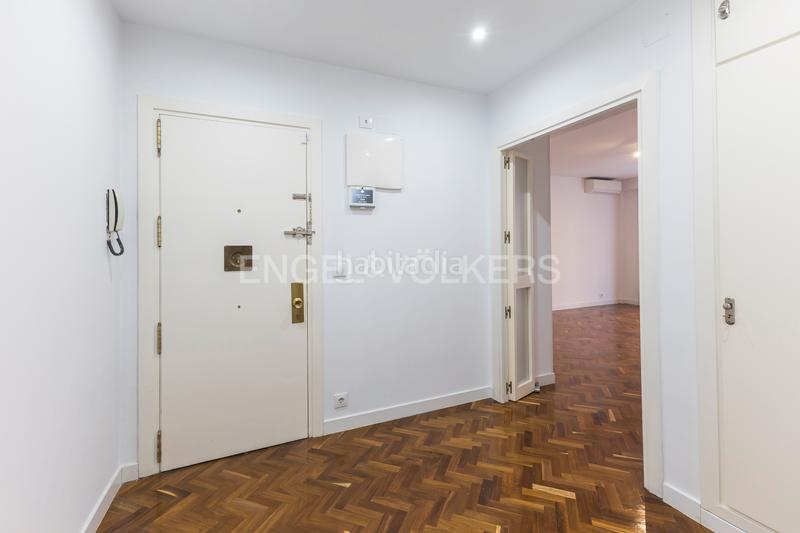 Foto 4f13172d-d1ba-482c-99a2-4cb833f46b3e. Alquiler apartamento amplio piso con garaje en alquiler en salamanca en Madrid