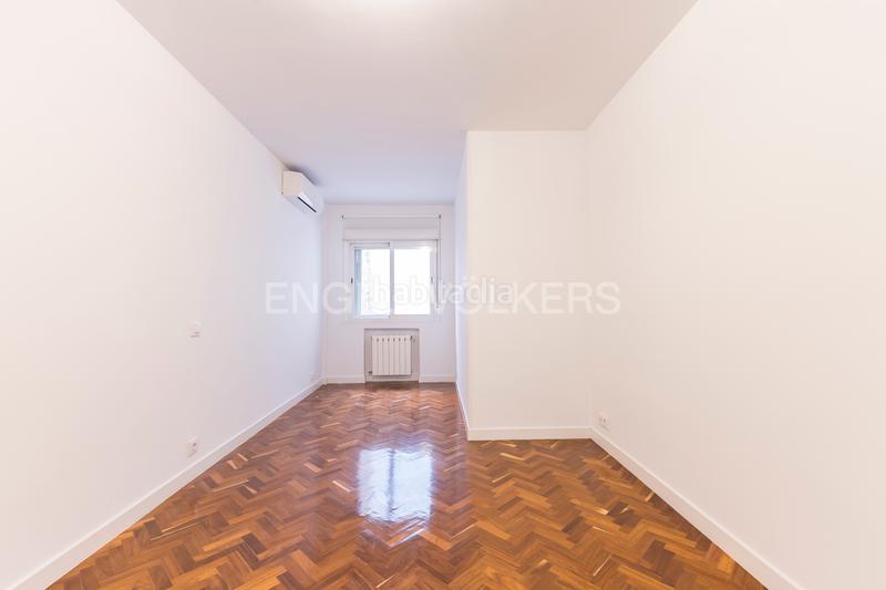 Foto 987de9b5-a9d6-48b8-8f43-30c69f81dfc0. Alquiler apartamento amplio piso con garaje en alquiler en salamanca en Madrid