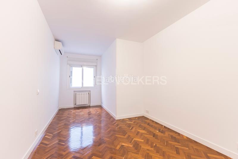 Foto e9b98b42-1c42-4f27-9cbd-e432ca696d8c. Alquiler apartamento amplio piso con garaje en alquiler en salamanca en Madrid