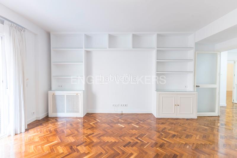 Foto 914fb42a-fb97-4556-8073-73d2c454a7a8. Miete appartement mit heizung parking in Lista Madrid