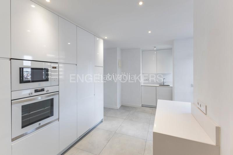 Foto 065075d9-e9df-437c-b7dd-50305142b352. Alquiler apartamento luminoso piso familiar en Nueva España con piscina y garaje en Madrid