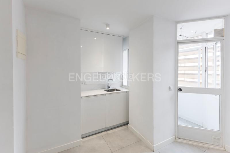 Foto 13f99c0c-bb64-47e0-a661-05ccfcf27199. Alquiler apartamento luminoso piso familiar en Nueva España con piscina y garaje en Madrid