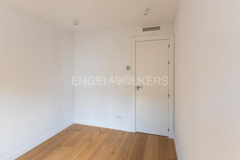 Foto 8939e5b7-4282-4310-9147-76bfd9cb0c68. Alquiler apartamento luminoso piso familiar en Nueva España con piscina y garaje en Madrid