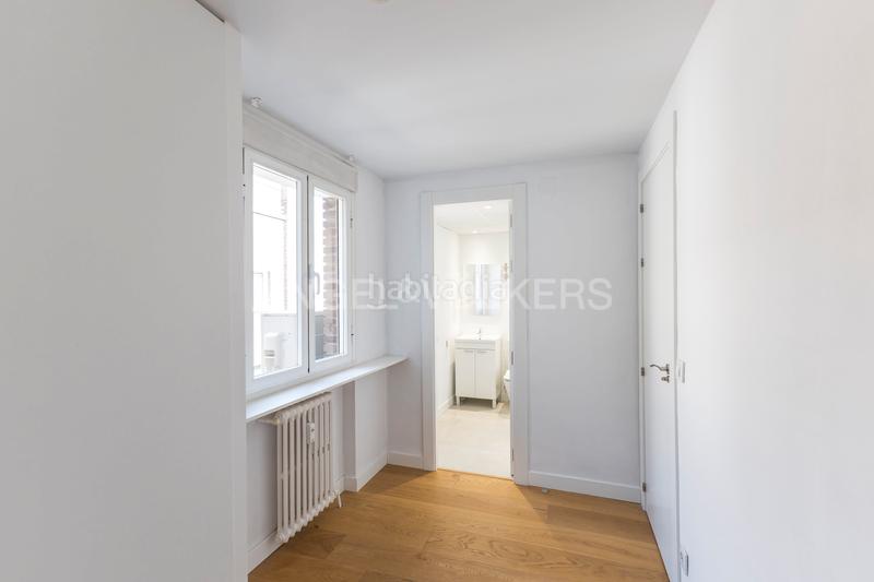 Foto 94e28593-8d24-4188-bced-b8cf122132c5. Alquiler apartamento luminoso piso familiar en Nueva España con piscina y garaje en Madrid