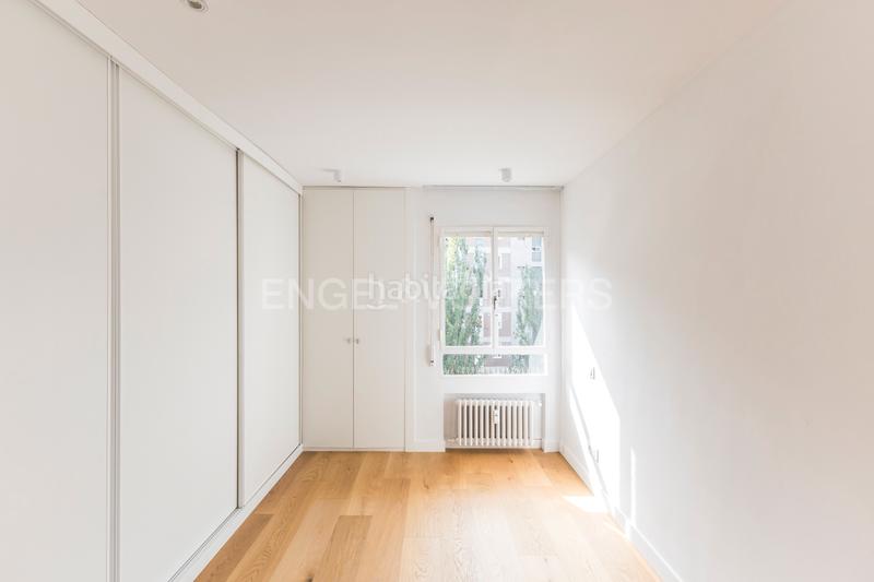 Foto 954fc2aa-b851-4d3d-aeb1-512abb3fcf07. Alquiler apartamento luminoso piso familiar en Nueva España con piscina y garaje en Madrid