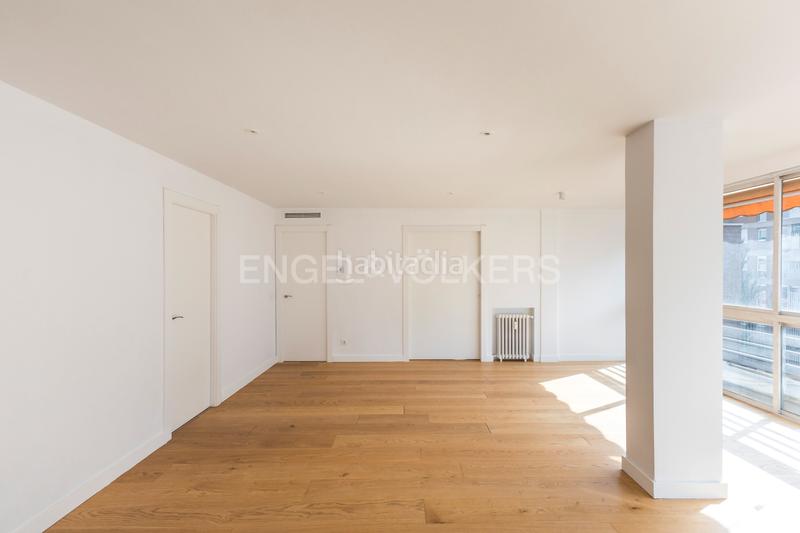 Foto a3cdbc14-4d12-45d9-8e5e-dd9c4960c7d6. Alquiler apartamento luminoso piso familiar en Nueva España con piscina y garaje en Madrid