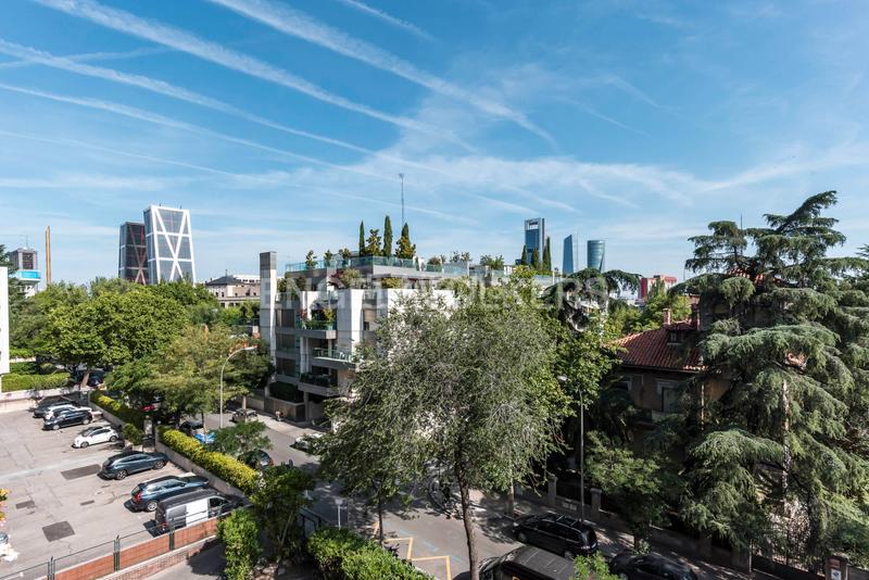 Foto b593e925-cfa8-4cf7-82a7-fbbe659afa98. Alquiler apartamento luminoso piso familiar en Nueva España con piscina y garaje en Madrid