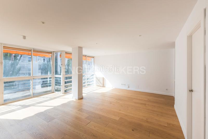 Foto bcf95270-ebb7-498f-ab0a-1639f60f4d13. Alquiler apartamento luminoso piso familiar en Nueva España con piscina y garaje en Madrid