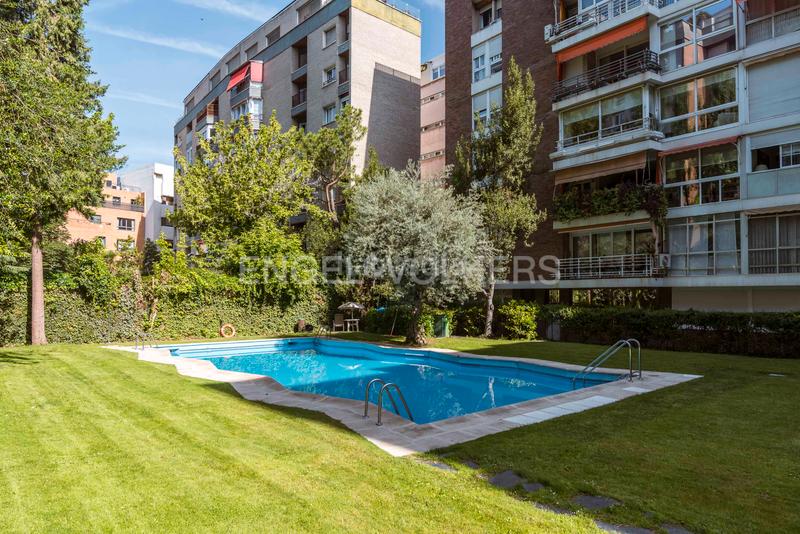 Foto e99130dc-4c8d-4c67-990c-70be7f2268bf. Alquiler apartamento luminoso piso familiar en Nueva España con piscina y garaje en Madrid
