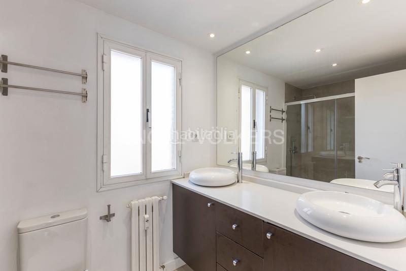 Foto 96d9b811-20c3-48c1-9b1d-43105ba621c3. Rent apartment with heating parking pool in Nueva España Madrid