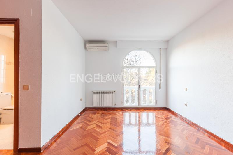 Foto 58e3fc77-8cd6-4fe0-a06b-d1507a26a70f. Haus mit heizung parking in Los Arroyos San Sebastián de los Reyes