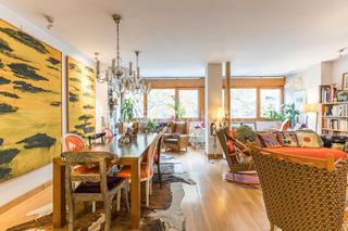 Apartamento en Prosperidad. Excepcional y luminosa vivienda de diseño atemporal con piscina