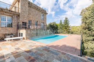 Casa en Pino Alto-Navarredonda. Magnífico chalet de piedra en jarabeltrán
