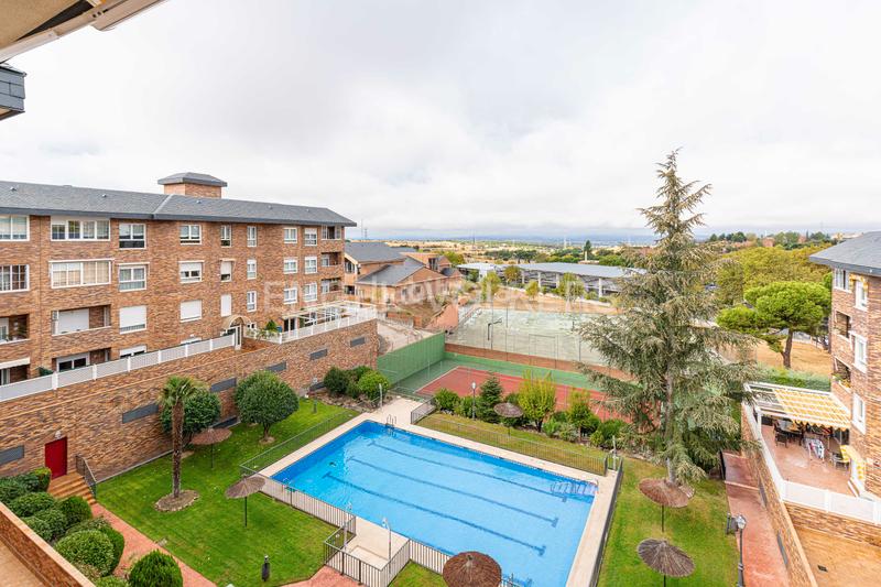 Foto 25bc6928-781b-4e6c-b298-78c5b62d67e2. Apartamento espectacular ático con vistas a la montaña en Majadahonda