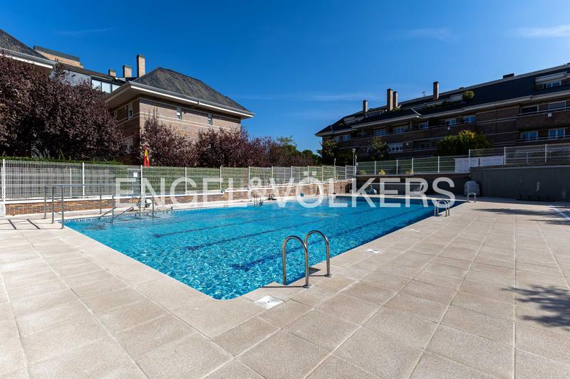 Foto 2f00a459-920c-4b71-a9b5-fc424ddd0a8c. Apartment with heating parking pool in Monte el Pilar Majadahonda