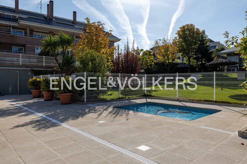 Foto 5ca2b8b9-678a-4304-91c0-8c6947ec63c2. Apartment with heating parking pool in Monte el Pilar Majadahonda