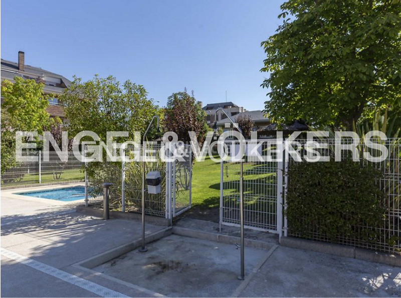 Foto a83ebcc2-2a06-44da-94e5-36619e9d3138. Apartment with heating parking pool in Monte el Pilar Majadahonda