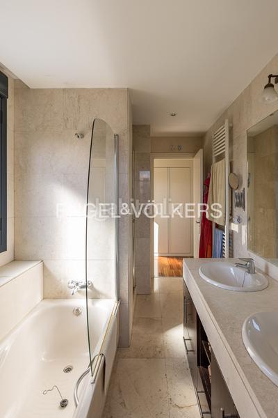 Foto 13d2dde3-08e2-4bb4-86a2-a66060724a43. Casa adossada amb calefacció aparcament piscina a Paracuellos de Jarama