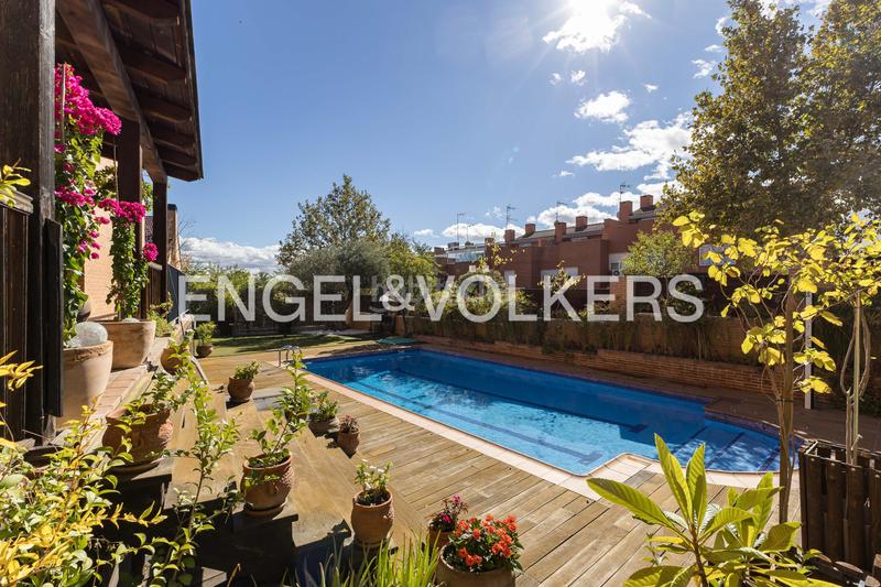 Foto 1f12bc3e-779f-4e1d-8900-5e370990c4a0. Casa adossada amb calefacció aparcament piscina a Paracuellos de Jarama