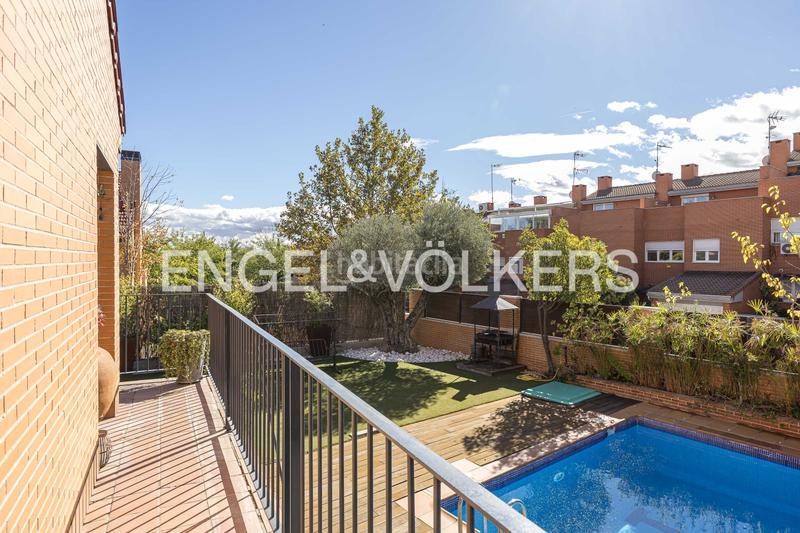 Foto 65eb7e92-2ea8-4e44-8b1a-090c700746d5. Casa adossada amb calefacció aparcament piscina a Paracuellos de Jarama