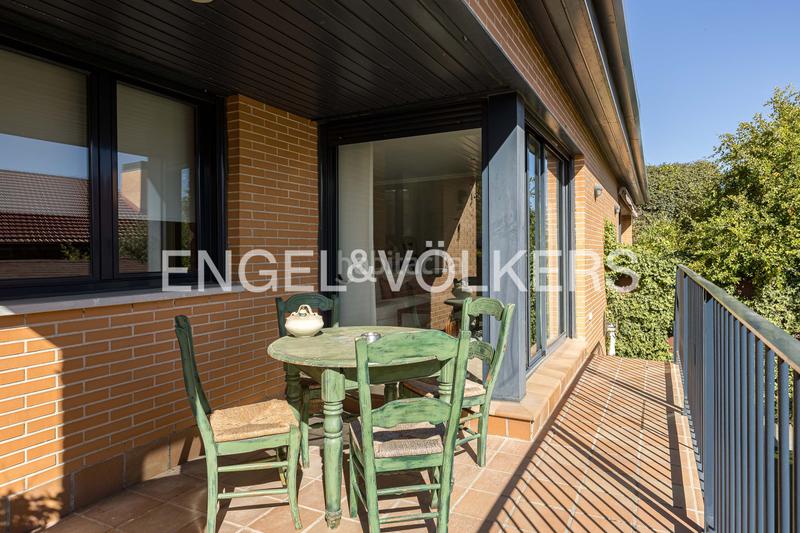 Foto 745ffcc2-cadb-47e8-8e30-7b4411bdb0b7. Casa adossada amb calefacció aparcament piscina a Paracuellos de Jarama