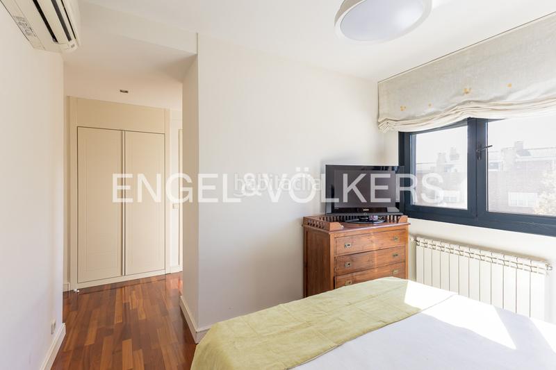 Foto e8b1912b-f4b3-4990-b4ab-0172d792930c. Casa adossada amb calefacció aparcament piscina a Paracuellos de Jarama