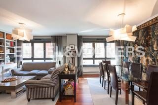 Appartement à El Viso. Piso con garaje, trastero  y piscina en edificio moderno de el v