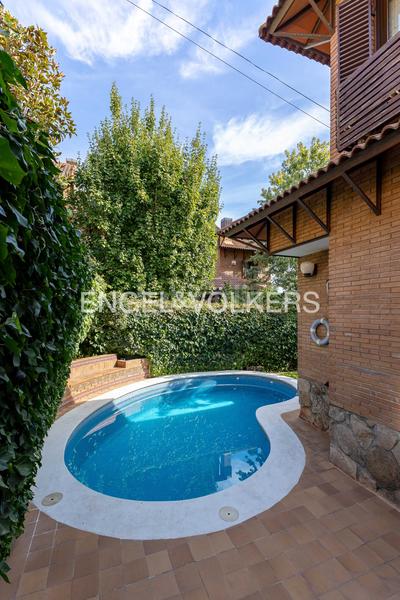 Foto 0ab0d1b4-45d5-48c0-9d20-fe630900fbe7. Casa a schiera con riscaldamento parcheggio piscina in Madrid