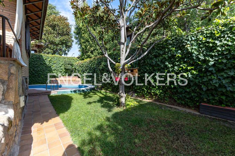 Foto 0e128b67-c17a-420a-8290-1fa29359b115. Casa a schiera con riscaldamento parcheggio piscina in Madrid