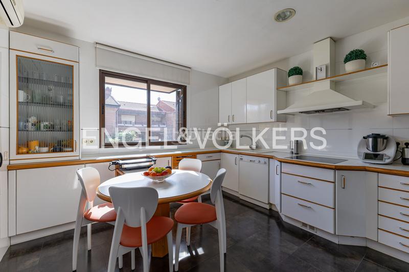 Foto 37e805d5-f738-4a6f-a4a2-85ac22c64854. Casa a schiera con riscaldamento parcheggio piscina in Madrid