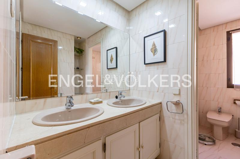 Foto 76d70c9a-3f2e-4222-a08e-2c4404a08022. Casa a schiera con riscaldamento parcheggio piscina in Madrid