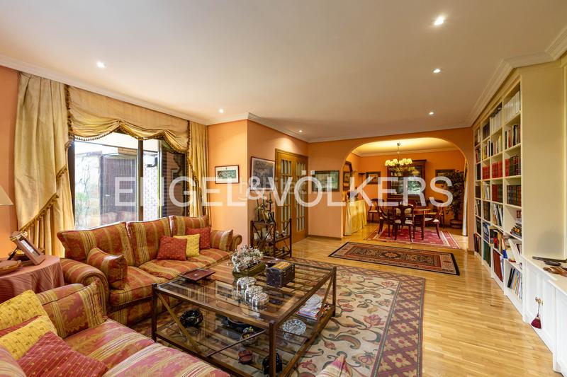 Foto ac52cae0-74e4-48aa-803a-5f9bf13d0d5f. Casa a schiera con riscaldamento parcheggio piscina in Madrid