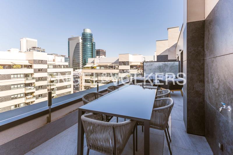 Foto 349955ea-6c7c-4a09-a01d-ec9e41fd3545. Location attique avec chauffage parking piscine dans Madrid