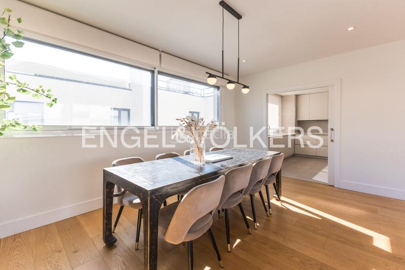 Foto 74851bdd-8275-4539-aeeb-ad20d983c0b8. Miete dachwohnung mit heizung parking pool in Ríos Rosas-Nuevos Ministerios Madrid