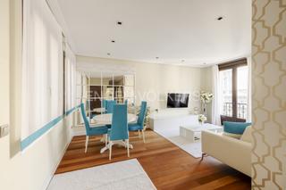 Location Appartement à Cortes-Huertas. Piso reformado y amueblado en plaza de las cortes