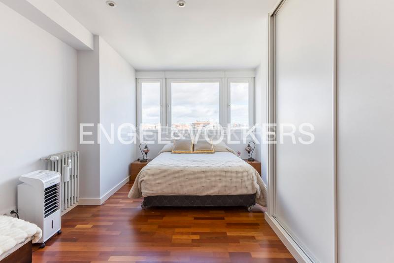 Foto f2b7f6f1-f90b-42ce-8d92-ef6bdb5a3fe0. Àtic amb calefacció a El Viso Madrid