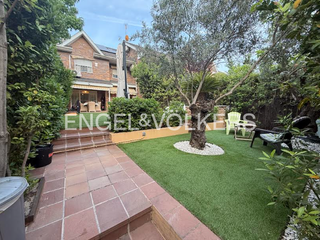 Rent House in Villanueva de la Cañada. Bonita casa adosada con jardín